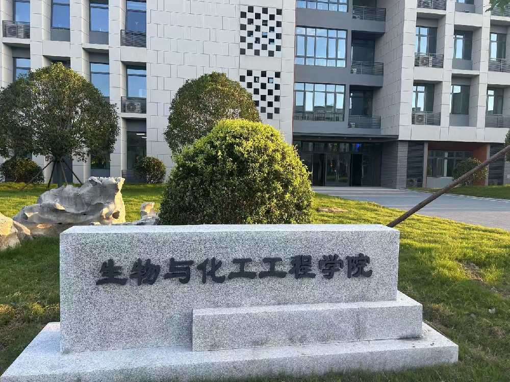 米林县扬州职业大学体育场高杆灯项目